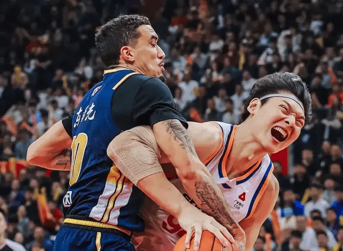 俱乐部杯上海vs广东大名单:洛夫顿、王哲林出战,奎因在列