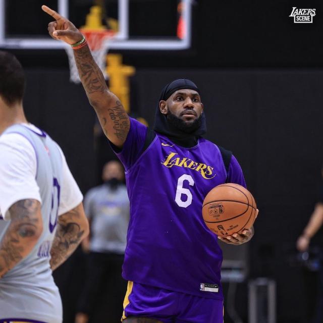 皇冠体育线上-多个消息源释放积极信号 勒布朗是否会在明天复出